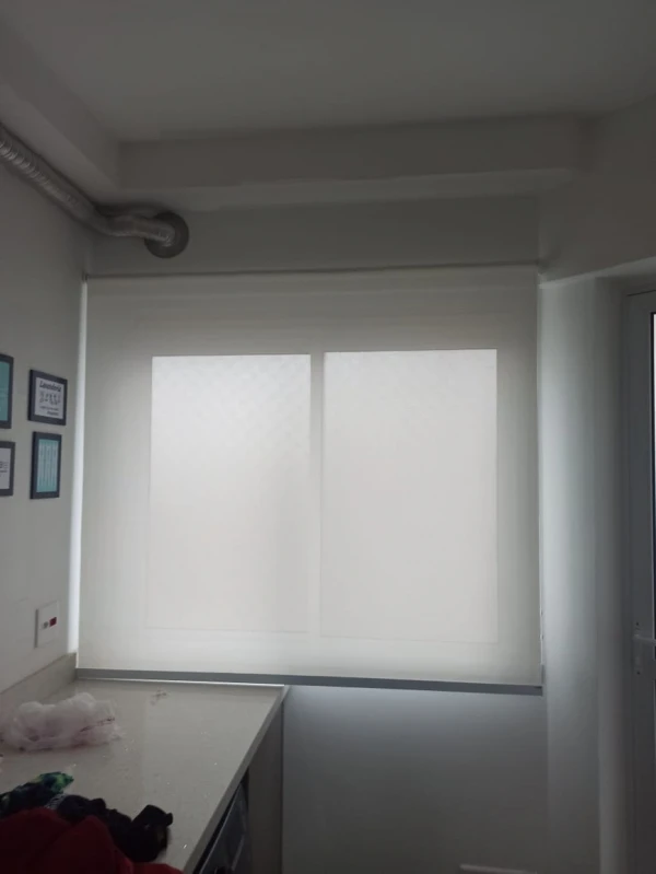 persiana rolô tela solar para sacada